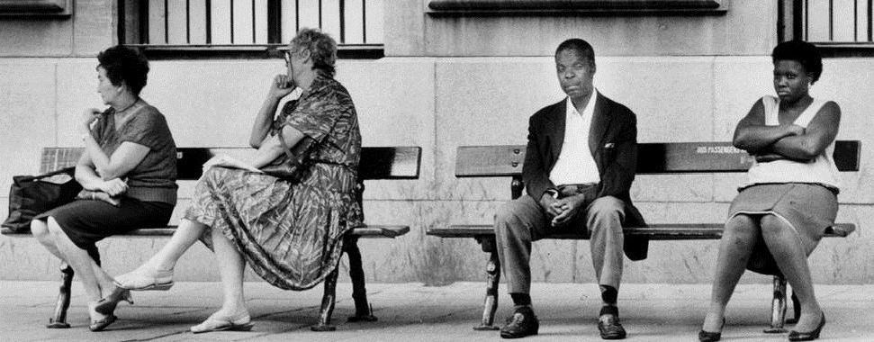 Даже на остановках были отдельные скамейки для чёрных и белых.