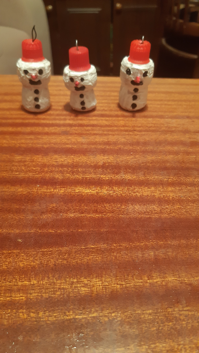 Снеговики из пробок.