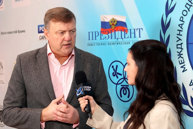 Дмитрий Исаенко даёт комментарий главному редактору журнала информационного агентства «Нова Глоу» Алене Ушаковой на форуме «Наш Мир - 21 век». Фото: Артем Аппаков.