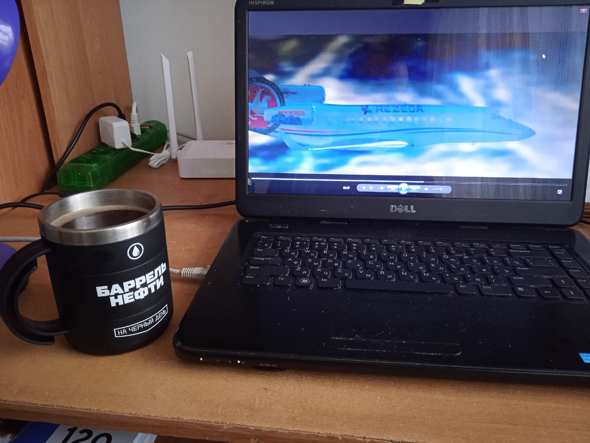 Подарочные конфеты съедены, так что пью кофе в баррелях за просмотром новых музыкальных клипов. Фото автора.