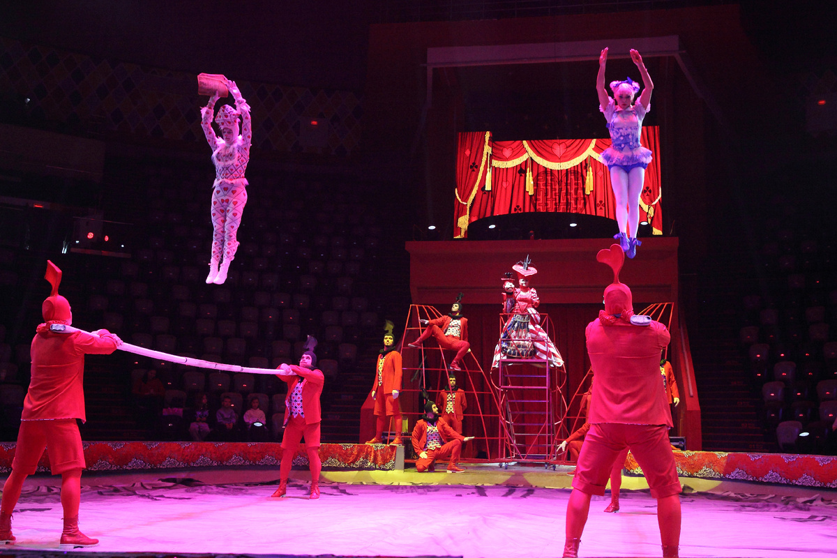 Номер "Русская палка" Ильи Тюфяева в новогодней сказке "Лабиринт" в Казанском государственном цирке
