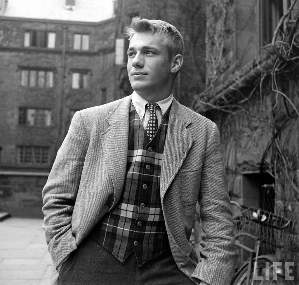 Рубашки носили в основном белого цвета, а так же в клетку или в полоску.