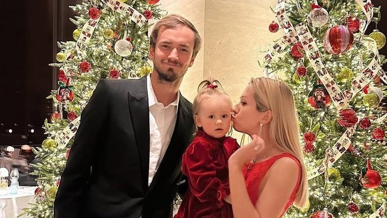    Даниил Медведев со своей женой Дарьей и первой дочкой Алисой. соцсети