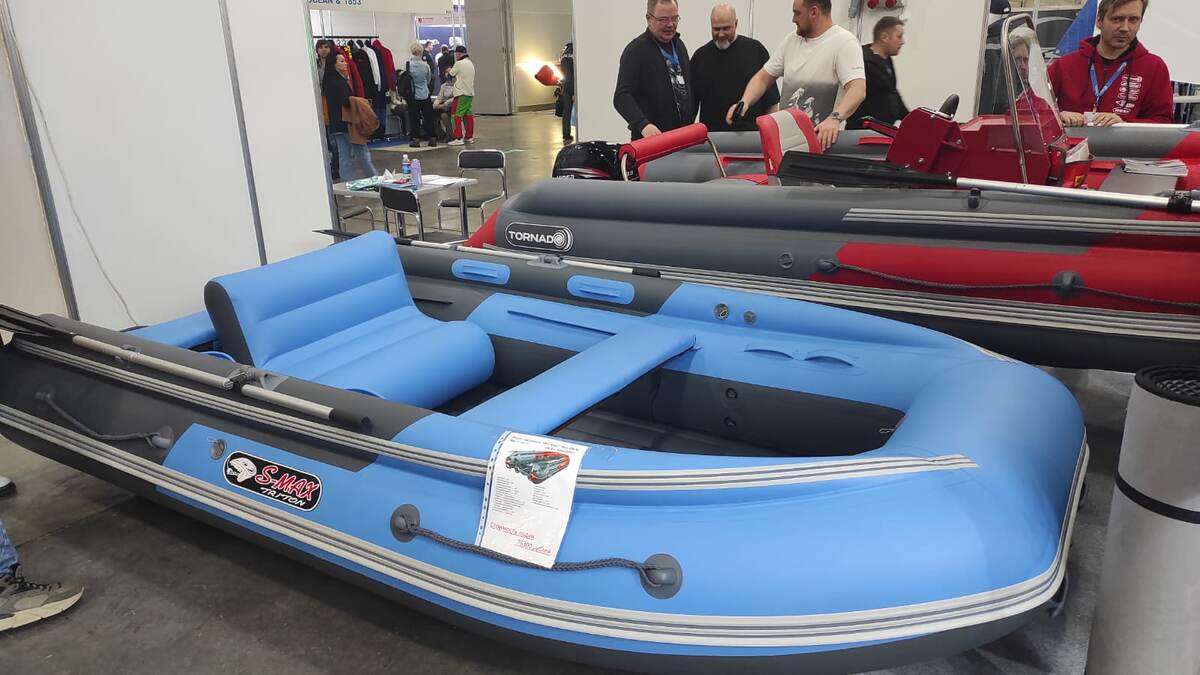 Наша лодка на стенде компании Англер