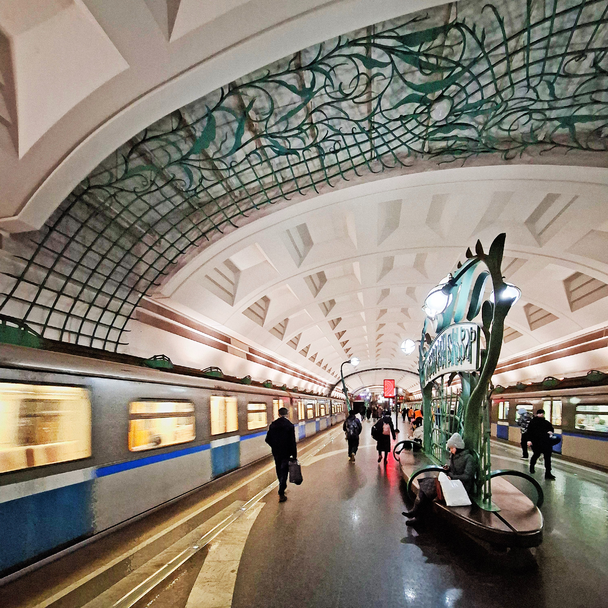 Москва. Станция метро «Славянский бульвар». Фото автора.