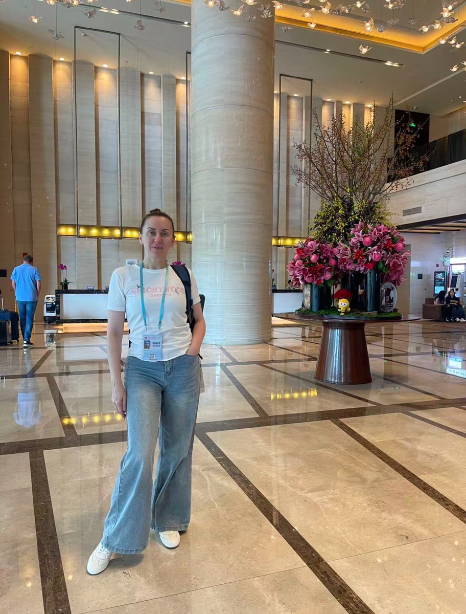 На фотке я после очередного выставочного дня с многокилометровыми походами.