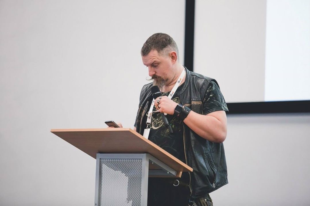 Это очень распространенное выражение лица, когда я читаю ленту