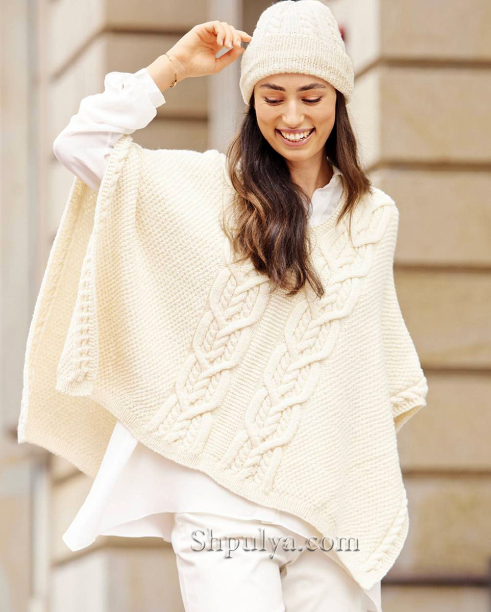 Вязаное пончо и шапка с «косами»