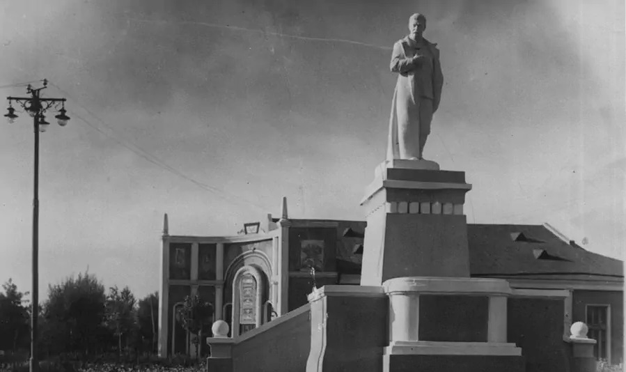 Памятник Сталину в самом центре города на Советской площади. Сзади кинотеатр "Победа"