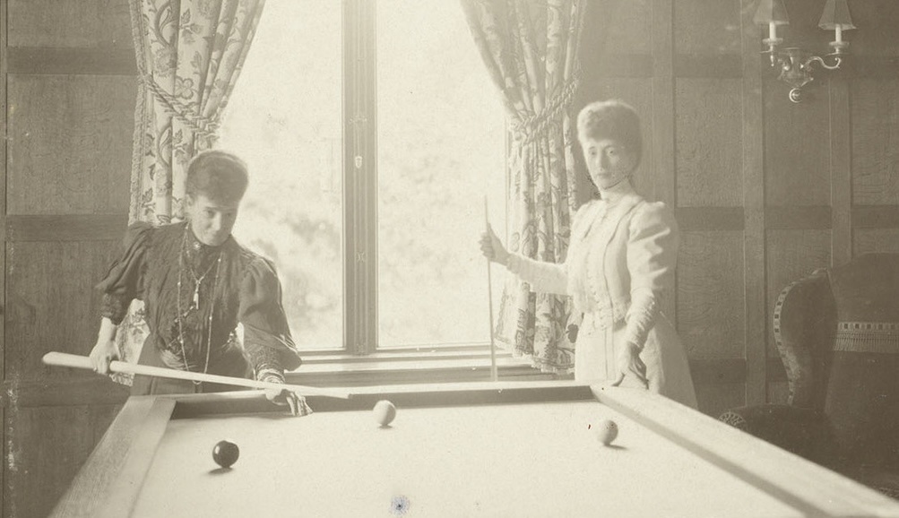 Императрица Мария Федоровна играет на бильярде с сестрой - английской королевой Александрой