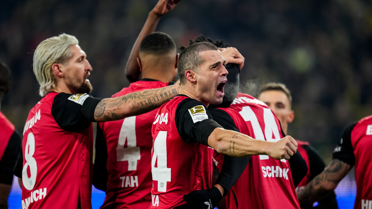 Футболисты команды «Байер» 