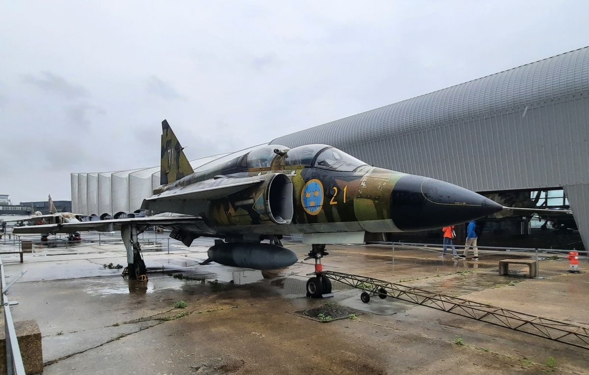 Предшественник JAS 39 Grippen - Saab 37 Viggen. Самолет выполнен по аэродинамическрй схеме "утка". Почему-то почти все европейские конструкторы склоняются к такой схеме 