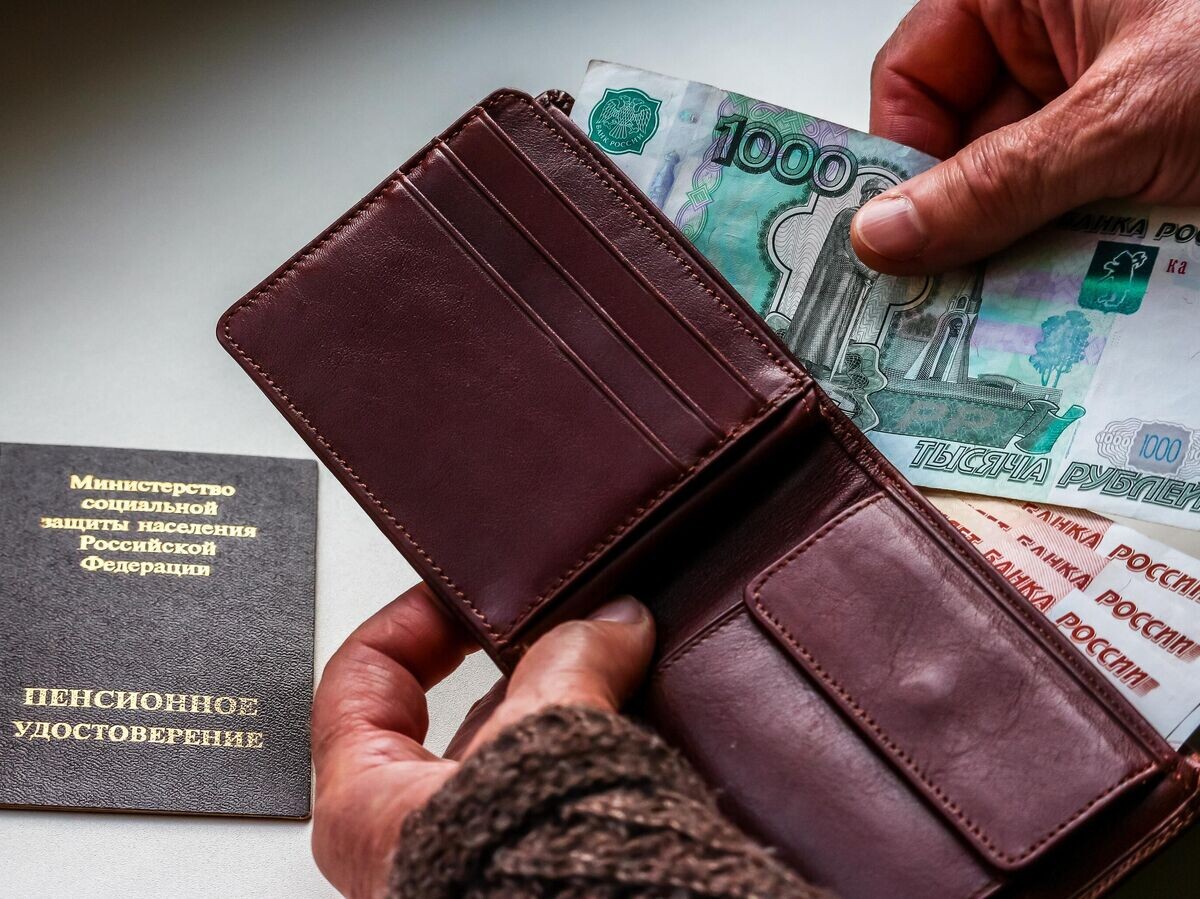    Пенсионер пересчитывает деньги© iStock.com / Denis Vostrikov