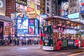 Торговый центр: Causeway Bay является одной из самых дорогих торговых зон в мире. За последние 10 лет этот район трижды получал звание самой дорогой торговой зоны по рейтингу международной риэлторской компании Cushman & Wakefield. В 2018 году средняя ставка аренды помещений под магазины составила 24 606 долларов США за квадратный метр в год, что подчеркивает его высокую коммерческую ценность.