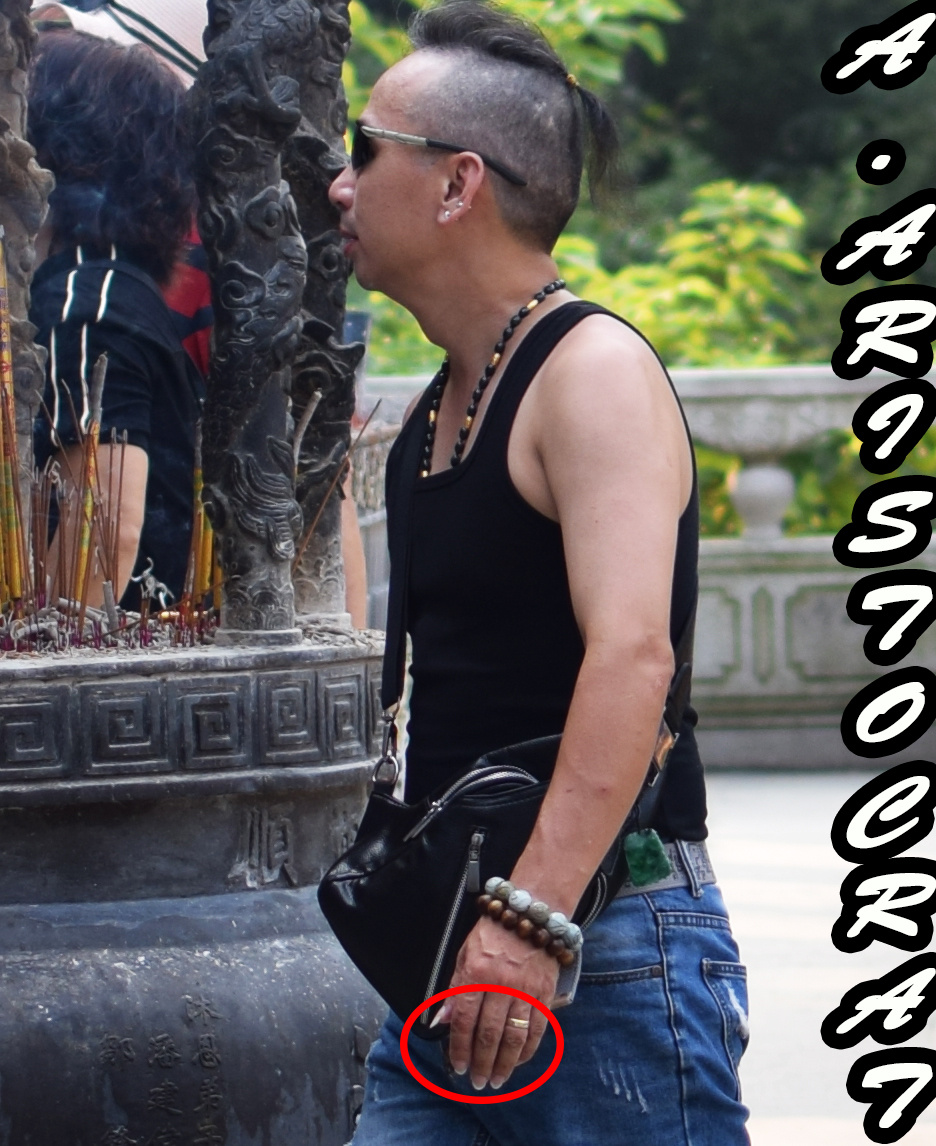 Обратите внимание на ногти китайца