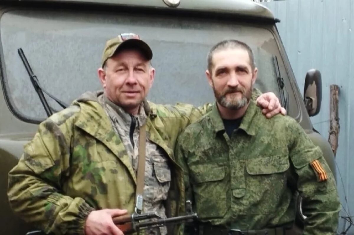    Алексей Старков с другом и земляком Сергеем Фоменко (позывной «Фома») в д. Чернопоповка, недалеко от Кременной.