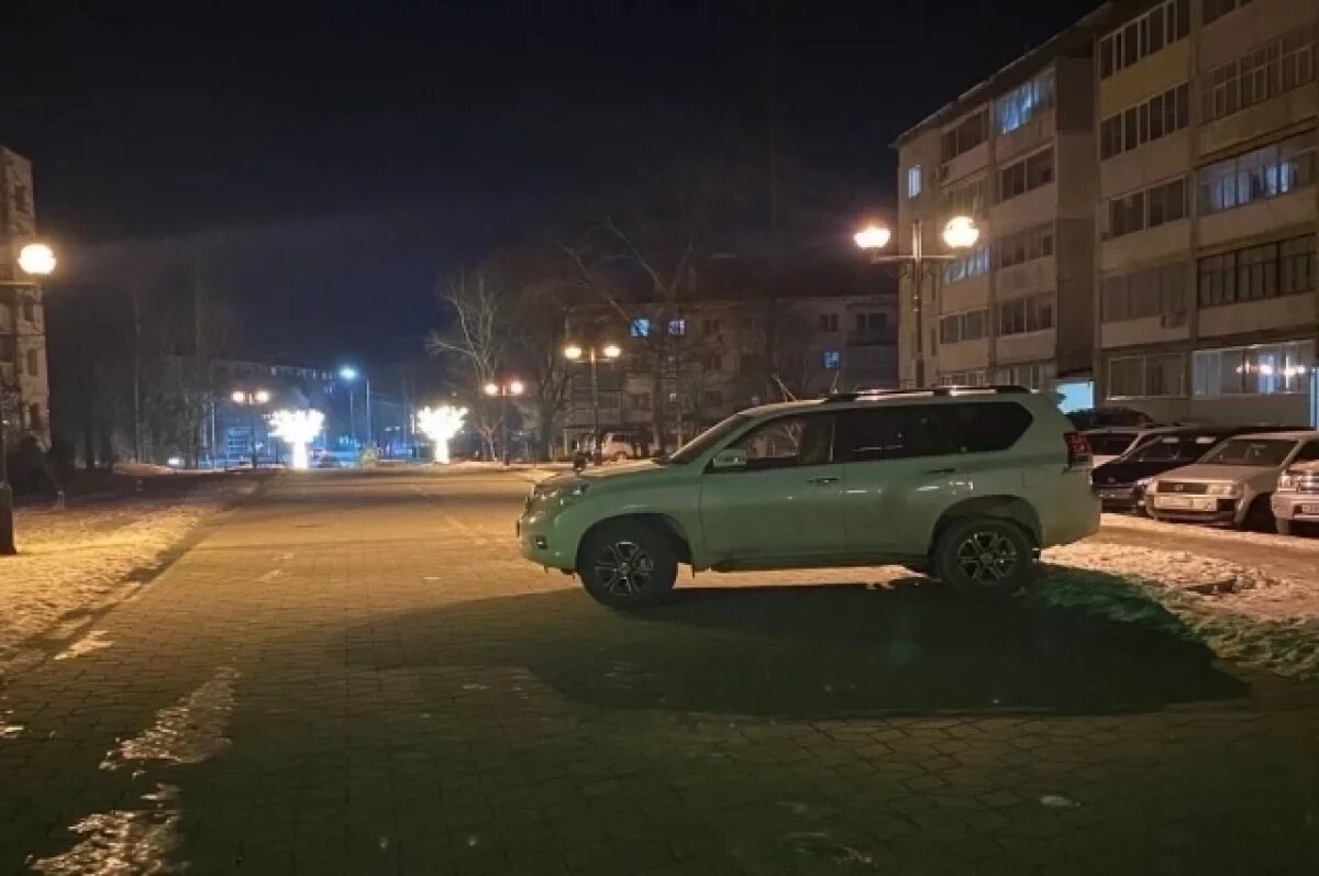    Нет арестплощадки: в Дальнегорске джип на несколько дней стоял на бульваре