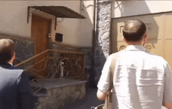    Обиженные армяне забросали посольство Белоруссии в Армении помидорами, яйцами. Скриншот: vk.com/Андрей Рюмин