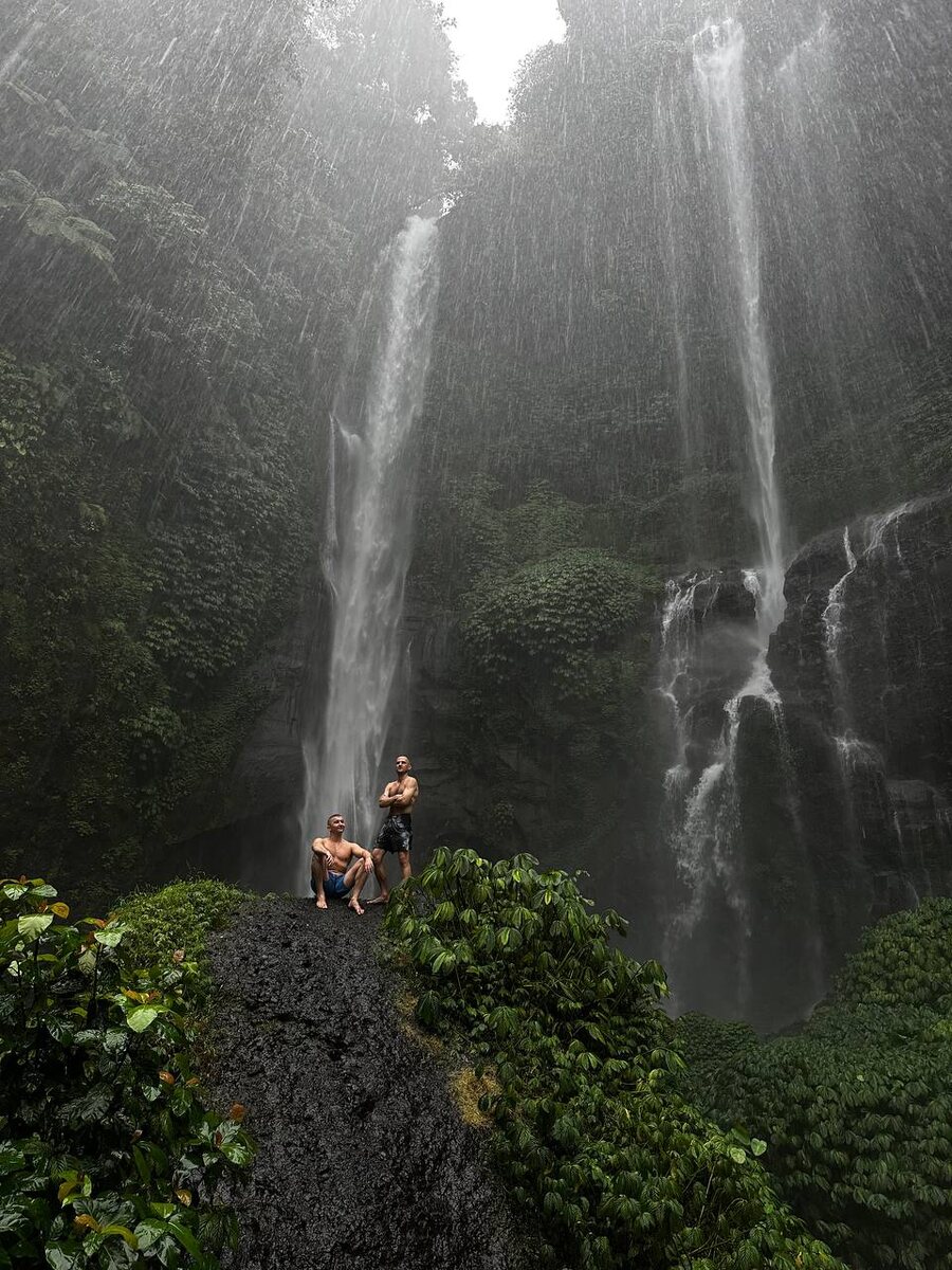 Вот на этот скользкий камень обязательно нужно забраться, чтобы получить лучшие фото)