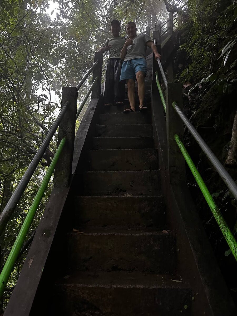 Ступеньки на спуске. Довольно крутые)