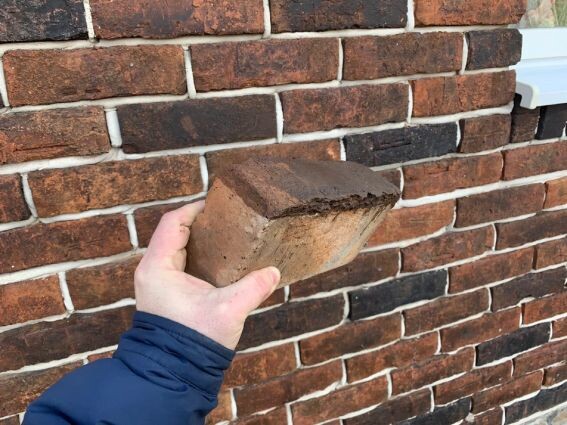 Вот такое применение можно найти плохому кирпичу. Источник фотографии - https://dzen.ru/a/Y6kZV6iGQAmPT8qH