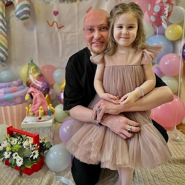 Певец без ума от маленькой крестницы