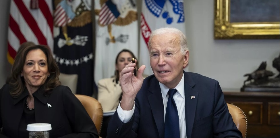 Фото: © AP Photo / Ben Curtis. Президент США Джо Байден и вице-президент Камала Харрис во время брифинга, посвящённого пожарам в Лос-Анджелесе