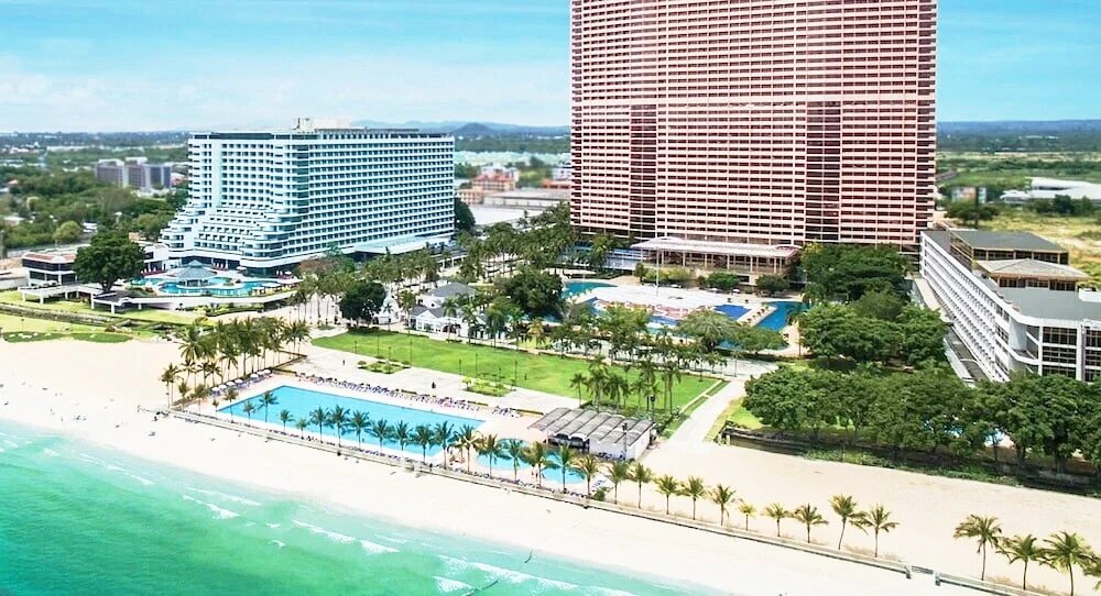 Гостиница Амбассадор, ныне принадлежащая китайцам и вроде как не работающая. Листай вправо.