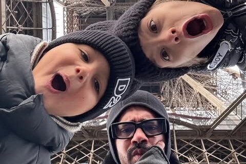     Тимати снялся с дочерью и сыном у Эйфелевой башни