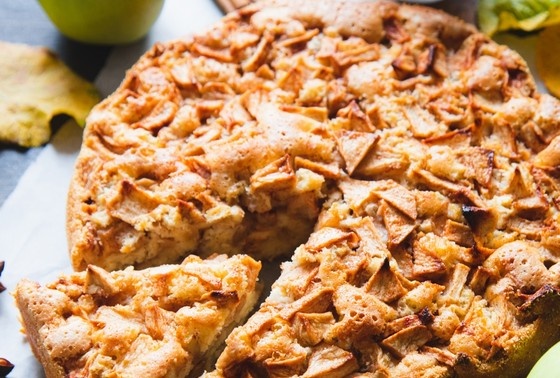    Пряная шарлотка с яблоками