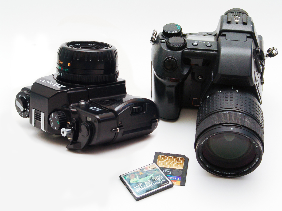 Зенит 122 (слева) и Olympus E-20