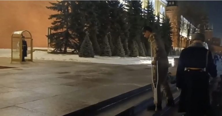    Раненый на СВО оренбуржец возложил цветы к Могиле Неизвестного Солдата в Москве Оренбуржье