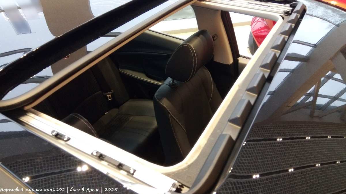 Даже простой люк в автомобиле - это уже лишние механизмы и уплотнительные резинки, которые, со временем, приходят в негодность. А протекающий люк - это сомнительное достоинство. Автор фотографии kua1102