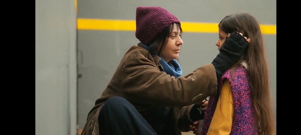 Нур и Гюзиде в тюремном дворике.