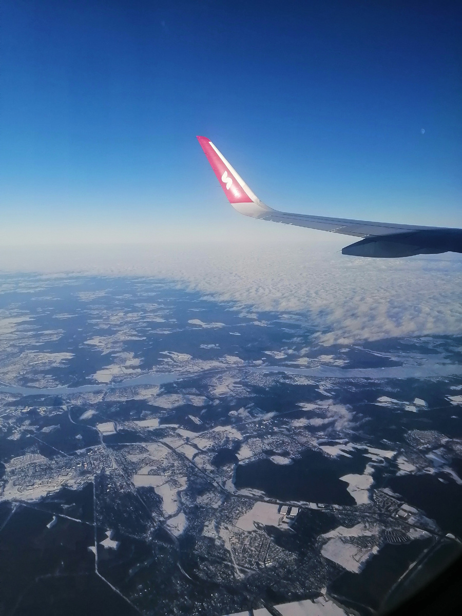 Даже снег местами видно