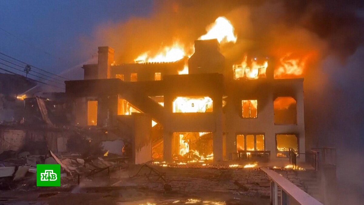    Лесной пожар в Калифорнии уничтожает виллы голливудских звезд