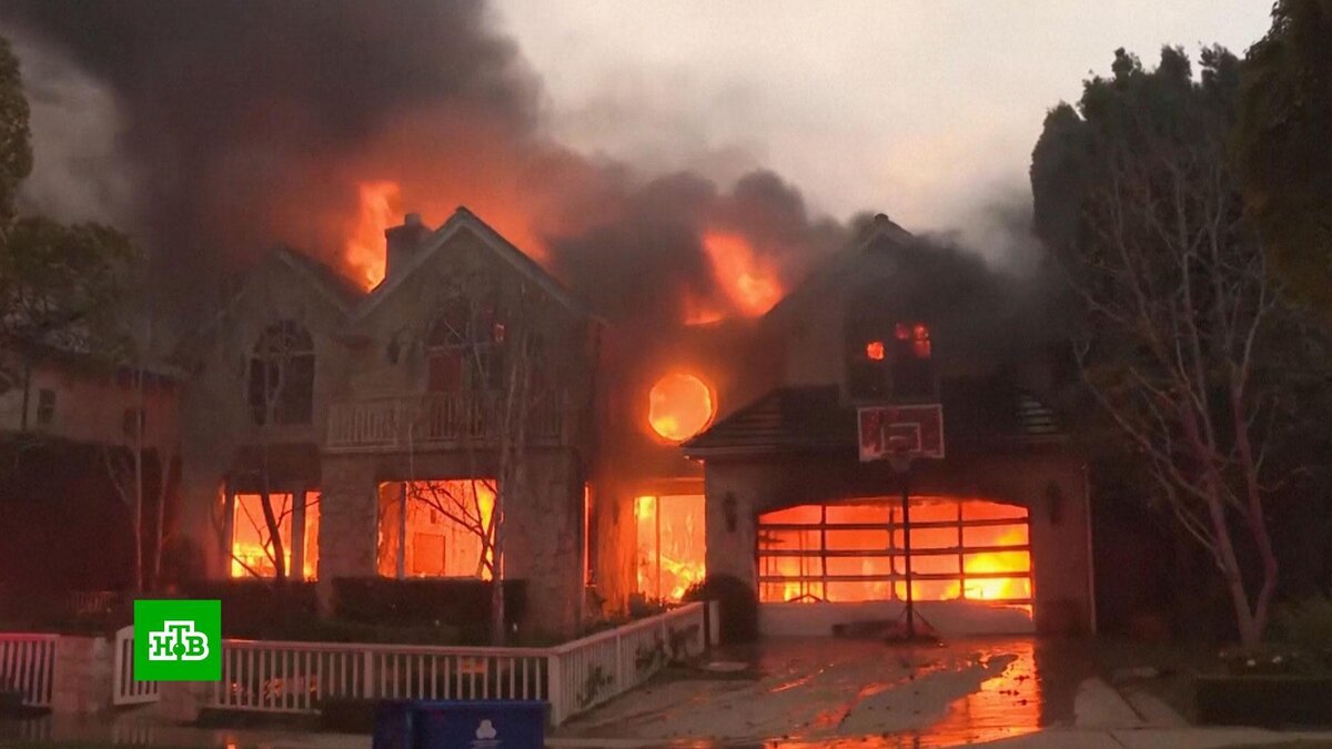    Ураганный ветер и нехватка ресурсов: почему не удается остановить пожар в Калифорнии