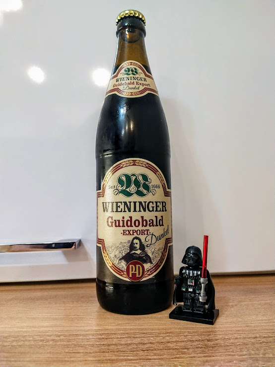 Кто это на этикетке? Кардинал Ришелье?)))