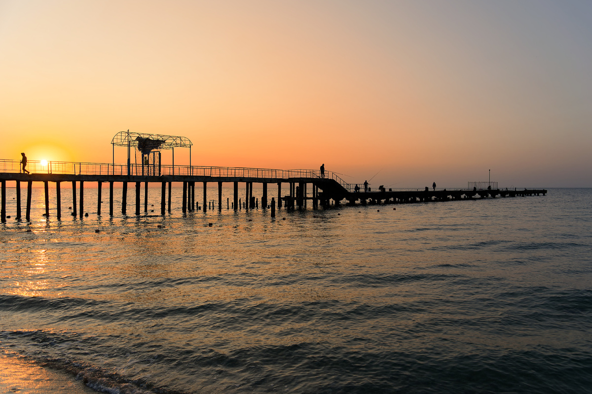 Фото автора. Крым. Евпатория. Рыбаки на пирсе.