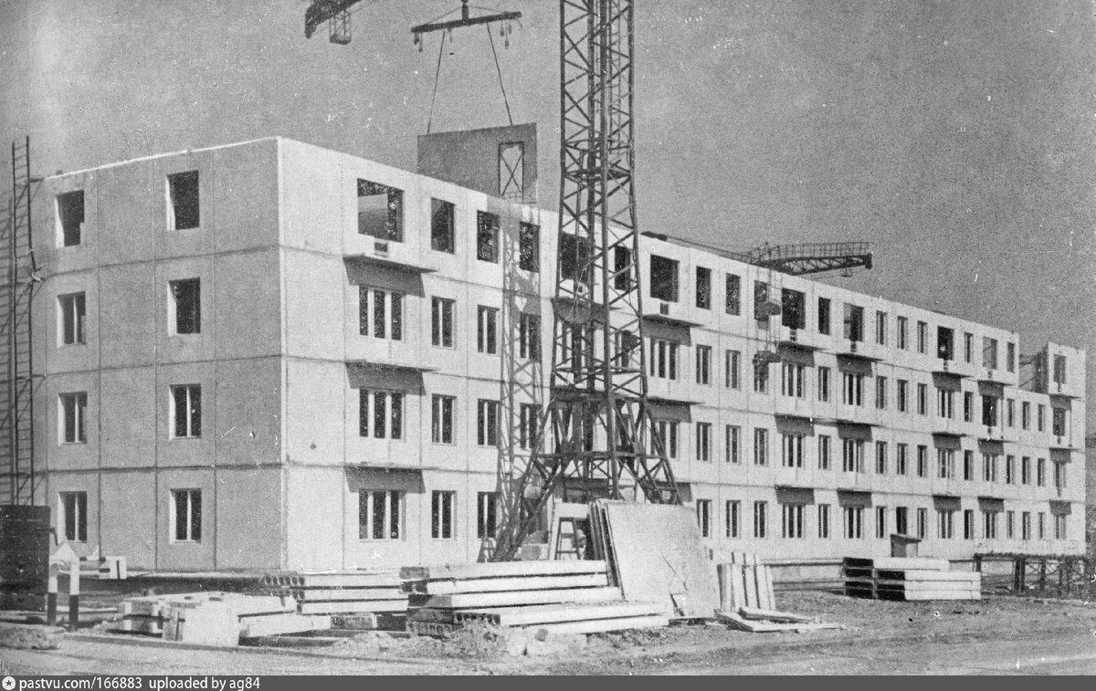 Строительство дома №16 на улице Гримау, 1957. С сайта www.pastvu.com.