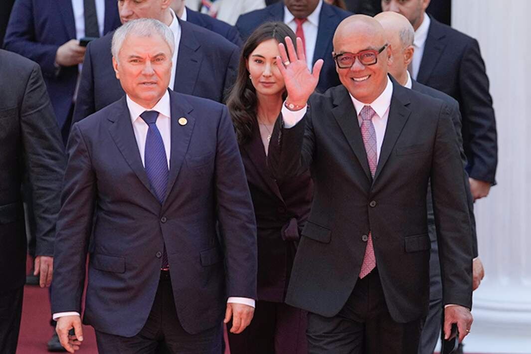 Председатель Государственной думы РФ Вячеслав Володин (слева) и председатель Национальной ассамблеи Венесуэлы Хорхе Родригес (справа), Каракас, Венесуэла, 10 января 2025 года