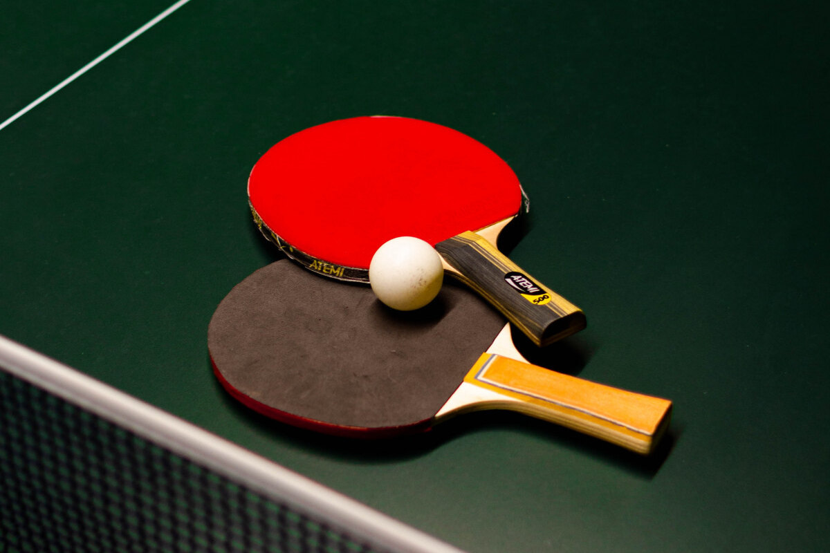     Почему у теннисной ракетки одна сторона всегда красная, другая черная