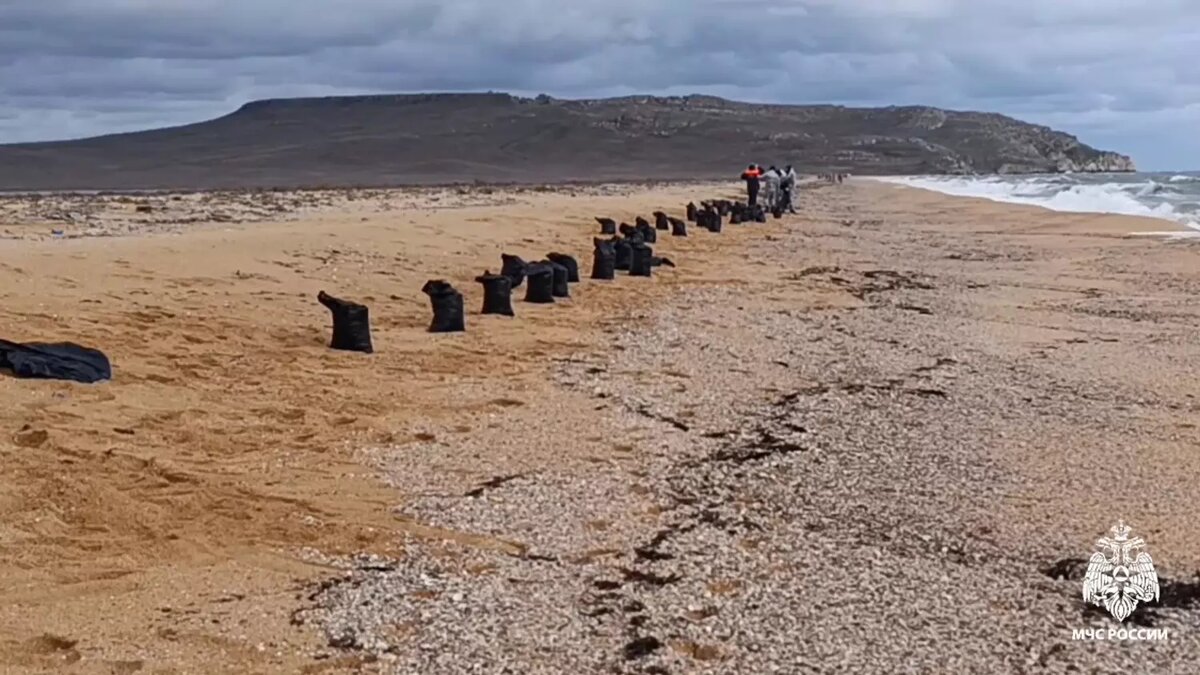 Мазут на крымском побережье. Фото: МЧС РФ
