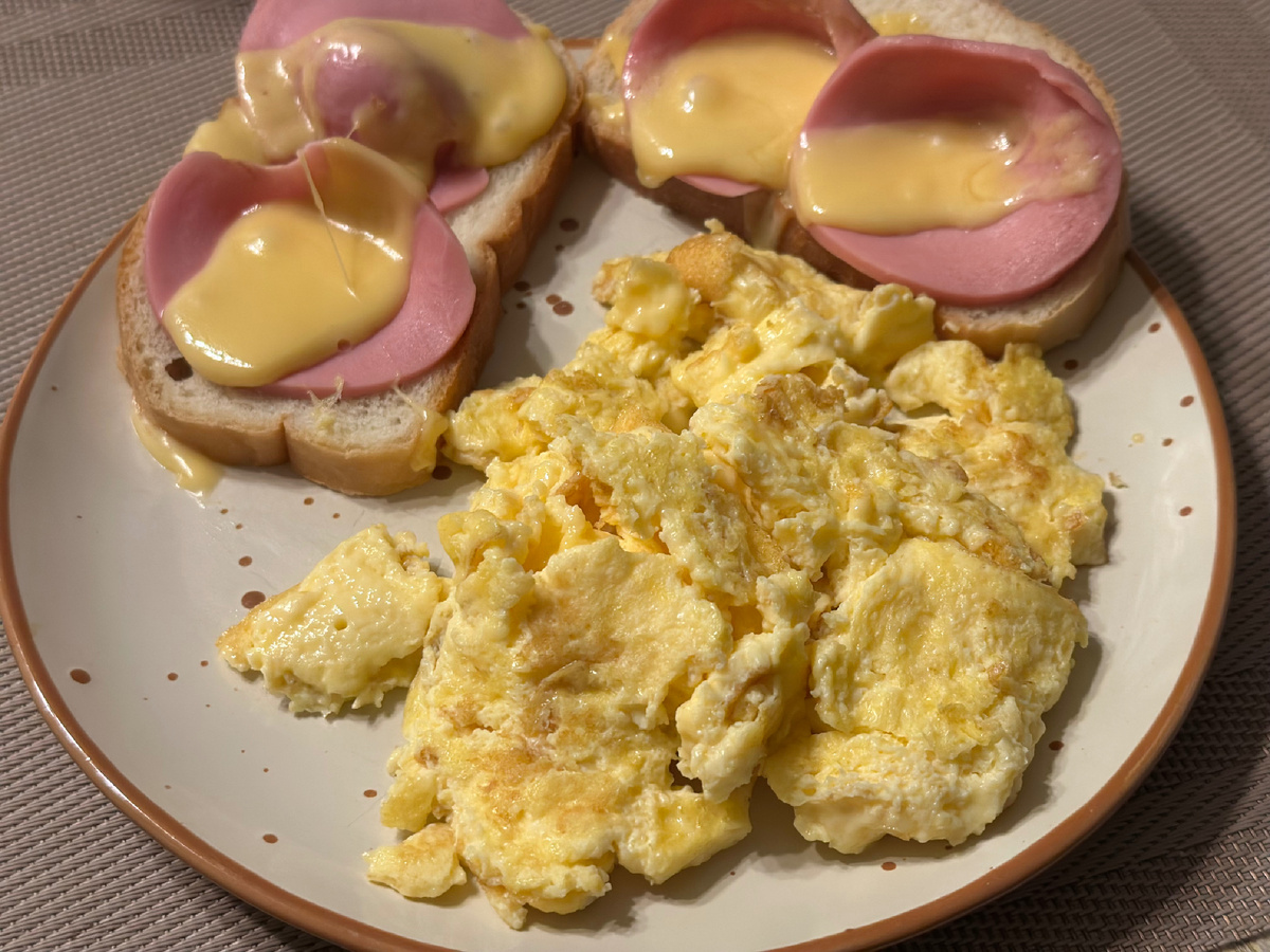 Омлет, бутерброды с колбасой и сыром