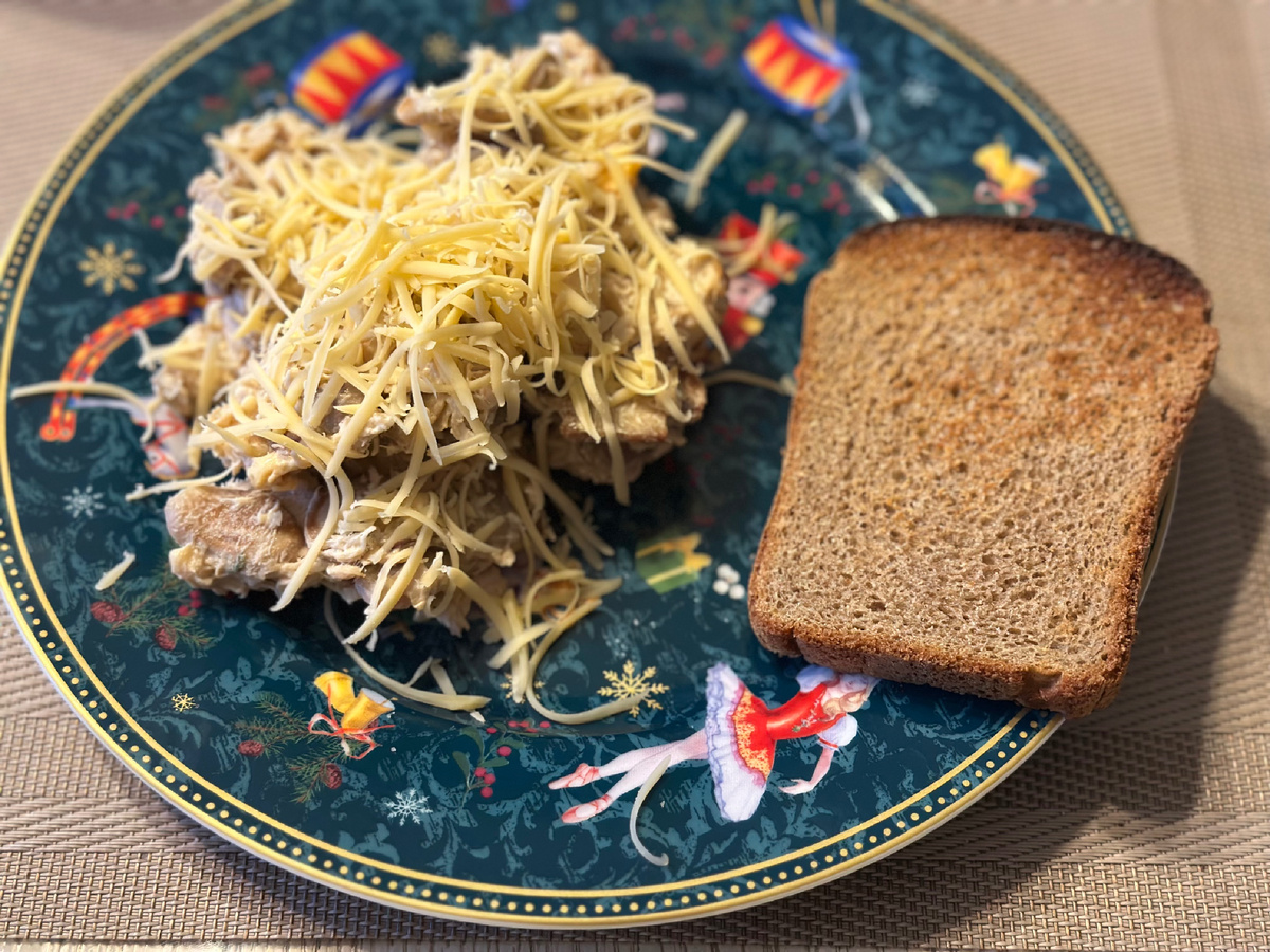 Салат (индейка отварная, грибы жаренные с луком, чеснок, лёгкий сыр, лёгкий майонез), хлеб поджаренный в тостере 