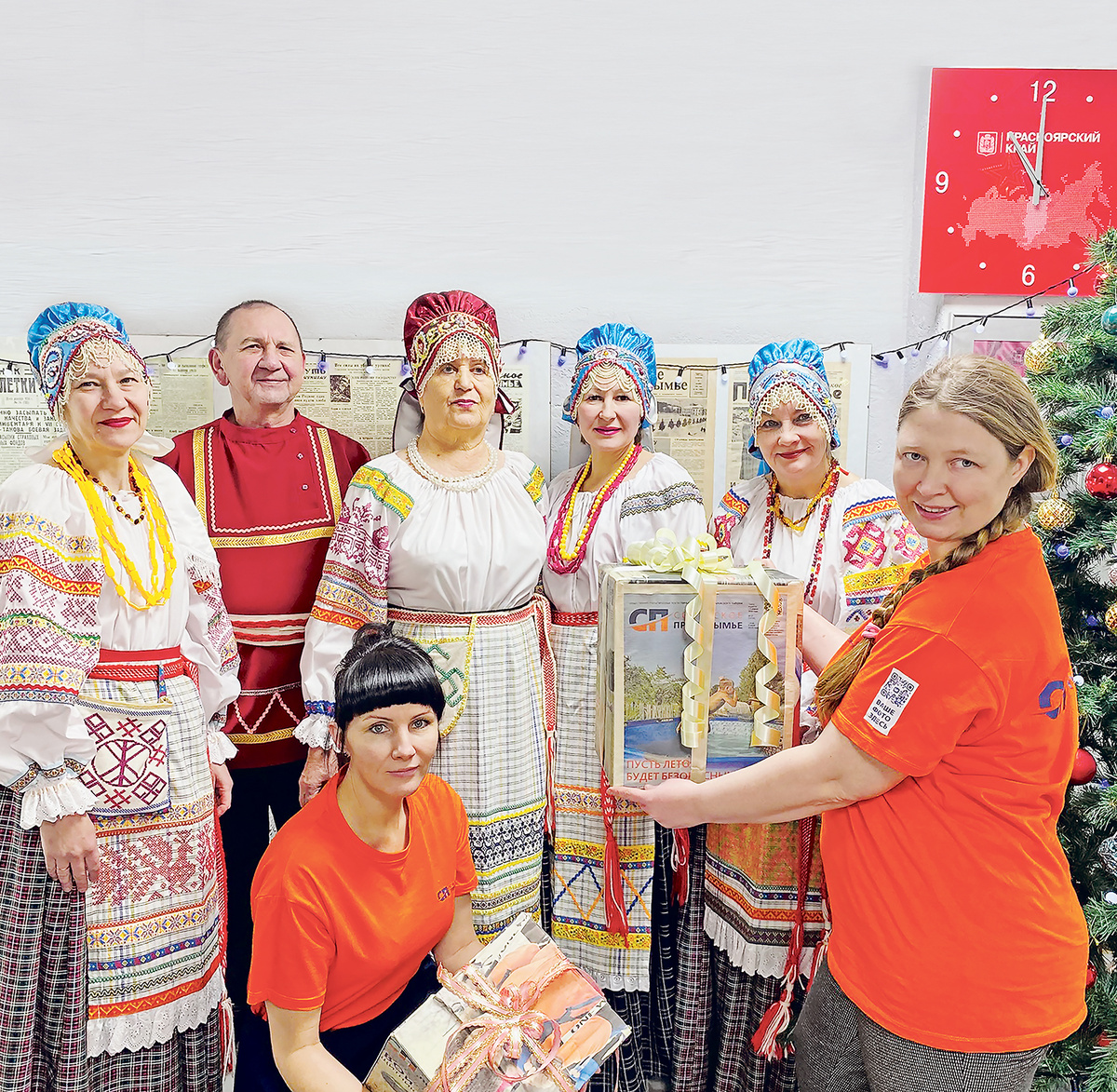 Участники народного вокального коллектива "Причулымье" Краснополянского СДК Светлана ТРЕТЬЯКОВА, Анатолий МАКСИМОВ, Екатерина КАЗАКОВА, Елена ТАРАСОВА, Ирина КУЗНЕЦОВА и корреспонденты газеты "Советское Причулымье" Ольга ГУЛЬКОВА и Ольга ЦИКУРОВА