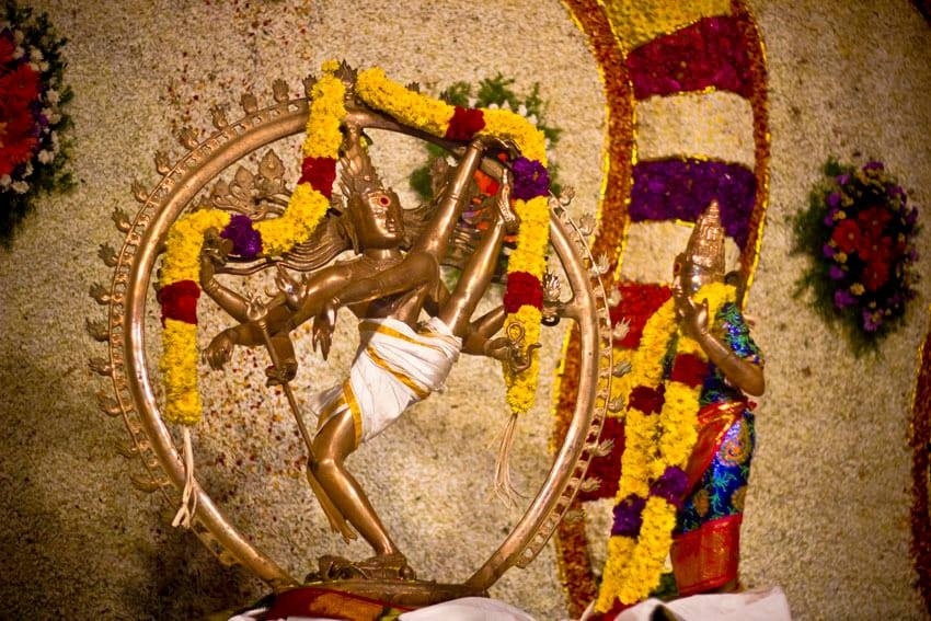 Шива в форме Натараджи и Парвати - супруга рядом 