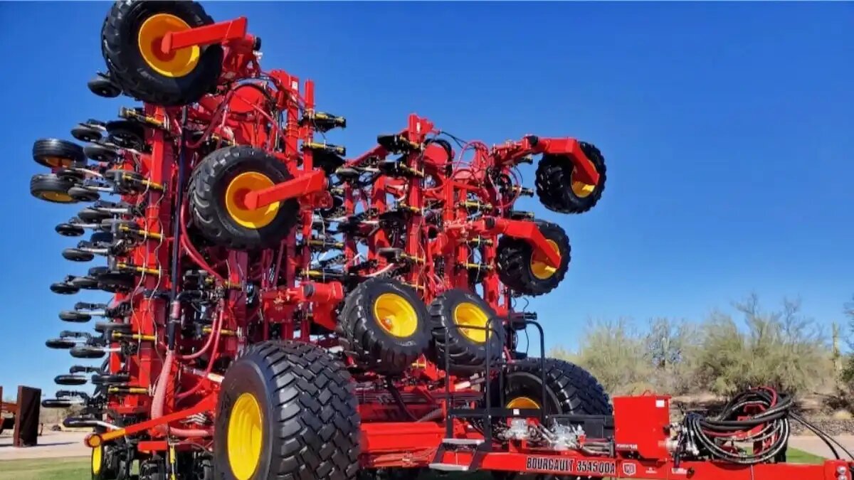 Фото: © Скотт Гарви / grainews.ca
Посевной комплекс 7-Plex 3545 Paralink Hoe Drill