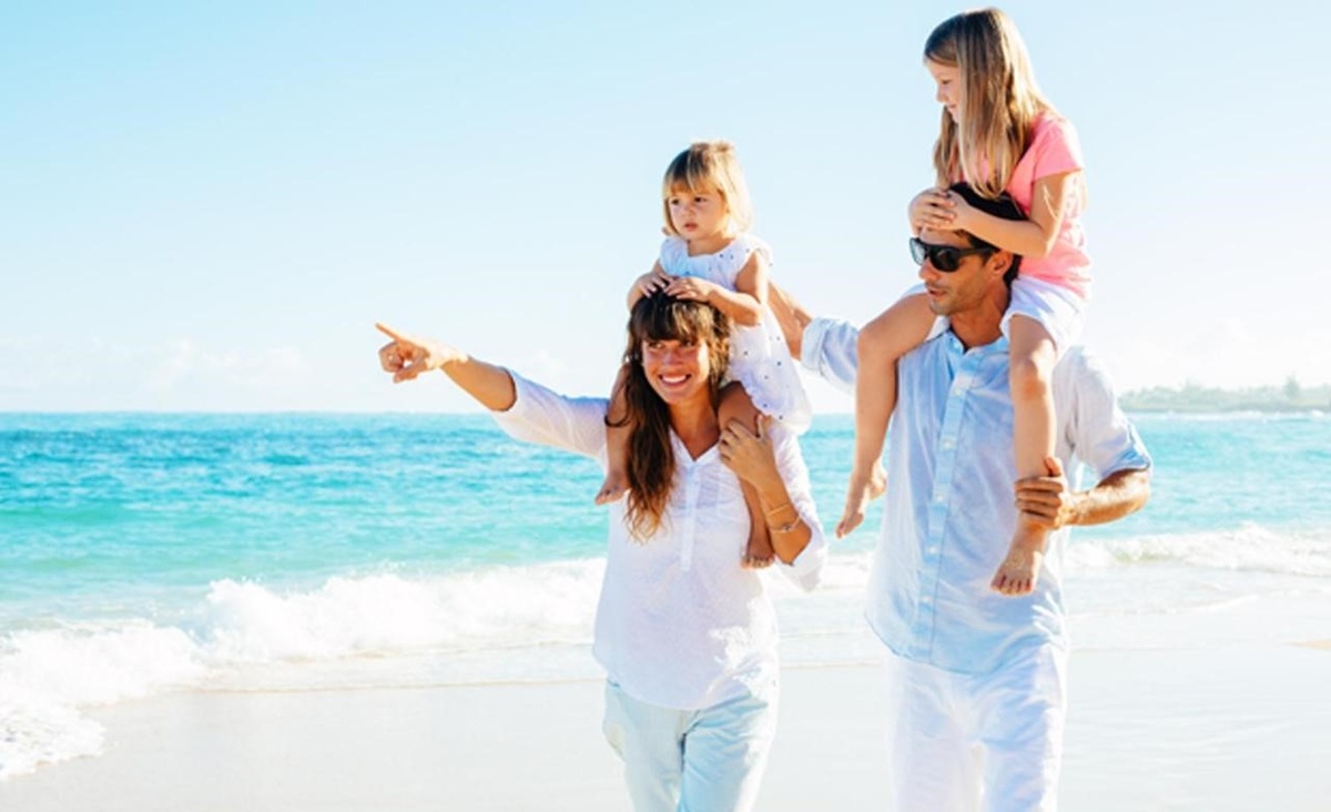 Родители с детьми увидели нудистов