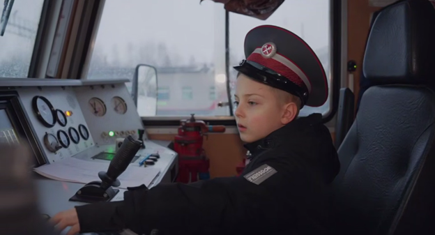    Руслан Кухарук исполнил мечту юного нефтеюганца побывать в роли машиниста поезда